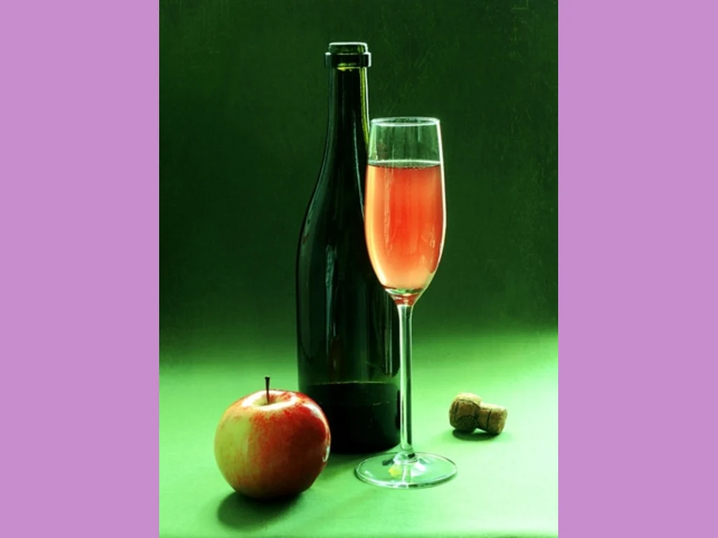 Наздравица с бутилка наторален сок!