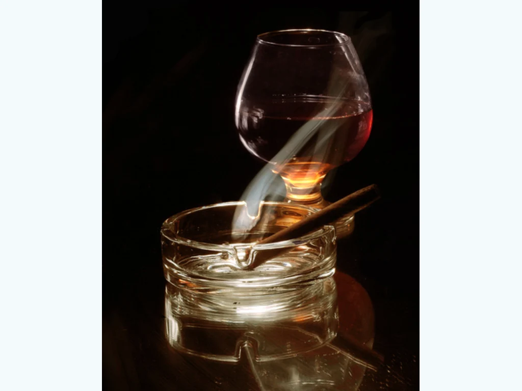 Чаша с пепелник и пура!